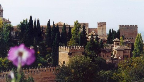 L'enceinte de l'Alhambra vue depuis le paseo de los cipreses.